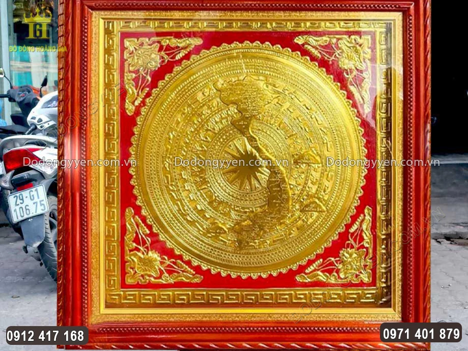 H&igrave;nh bản đồ Việt nam được chạm th&uacute;c nổi bật ở trung t&acirc;m bức tranh